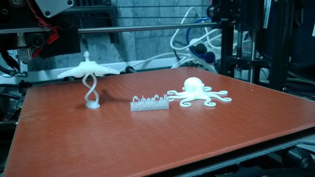 3D-tulostettuja Cybercell-logoja ja pienoismalleja
